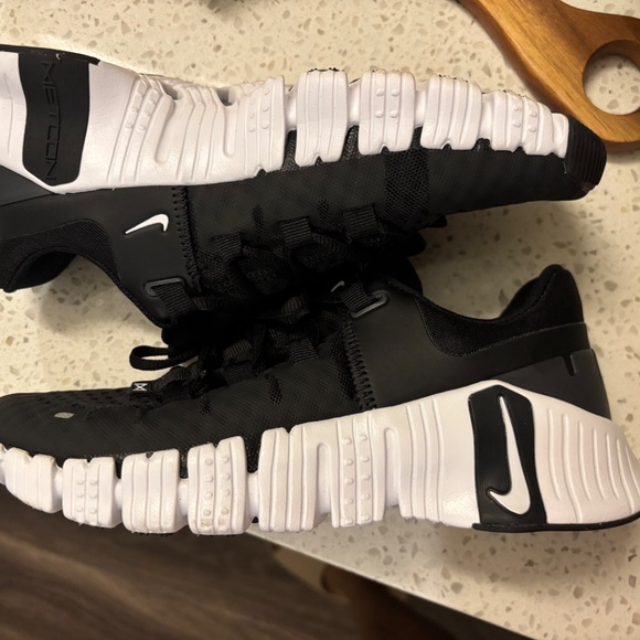 Nike Women’s Metcon (Black/White) Training Shoes – Size 7 – Gently Worn - Picture 4 of 5